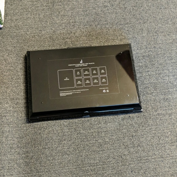 Doucce Freematic eyeshadow pro palette. - Picture 3 of 3